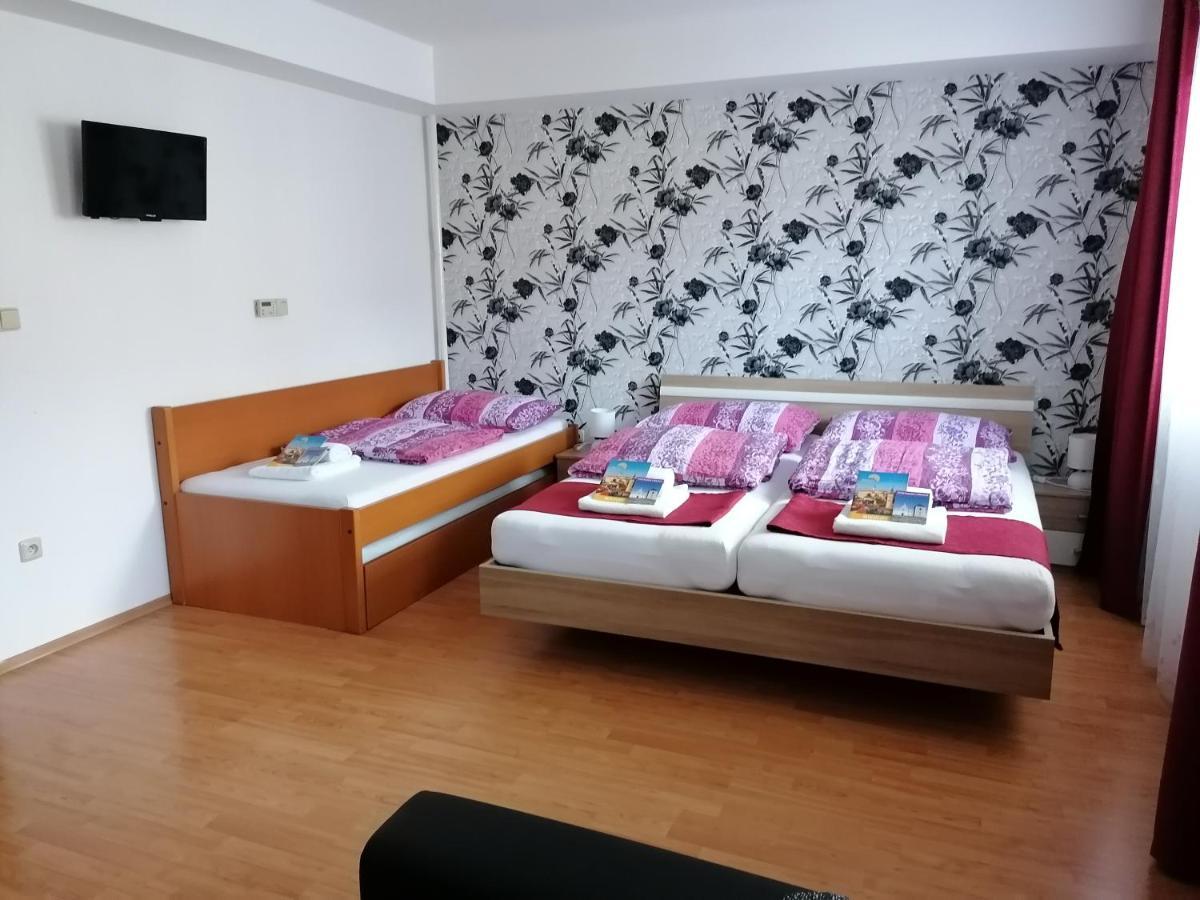 Ubytovani Na Spaciru Микулов Екстериор снимка
